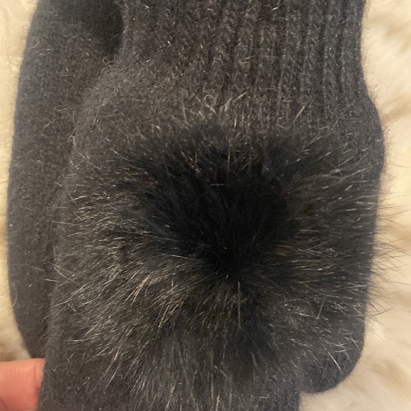 Ladies Black Pom Pom Mittens NWT - Picture 2 of 4